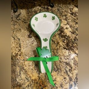 Terramoto Ceramic shamrock design spoon rest or trinket dish Brand New!